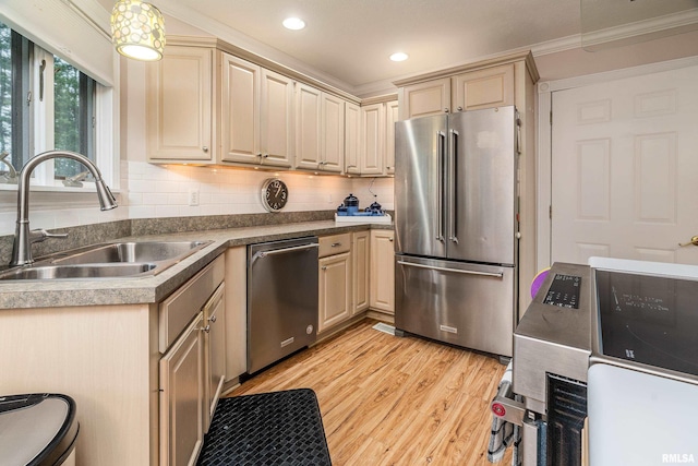 103 Woodland Trl, Anna, IL 62906 - kitchen featuring stainless steel appliances, light wood finished floors, backsplash, recessed lighting, and pendant lighting
