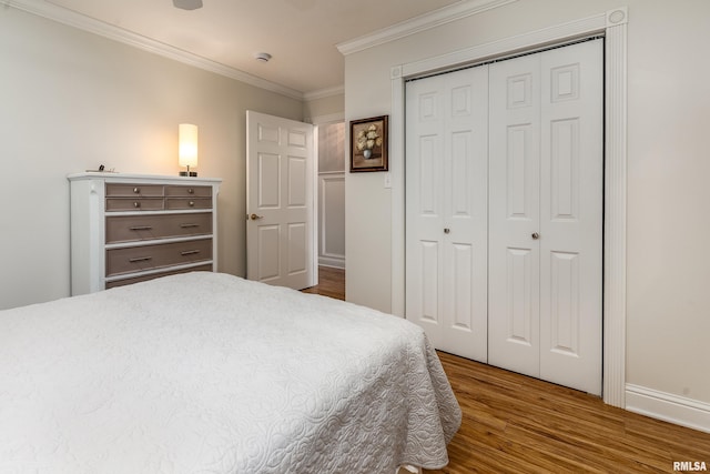 103 Woodland Trl, Anna, IL 62906 - bedroom with wood finished floors, ornamental molding, and a closet