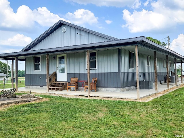 232 Palm Ln, Flora, IL 62839 - back of property with a lawn and entry steps