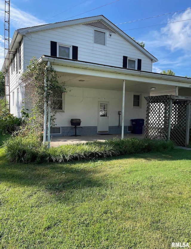 901 W Elm St, Carmi, IL 62821 - back of property with a lawn and a patio