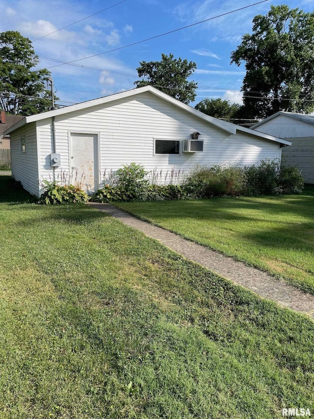 901 W Elm St, Carmi, IL 62821 - view of side of home with a yard