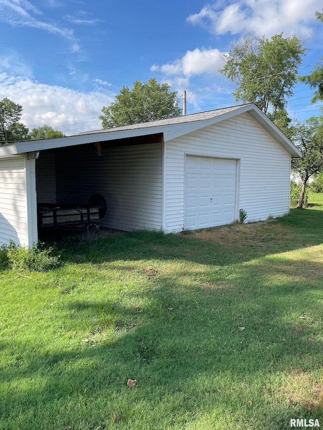 901 W Elm St, Carmi, IL 62821 - garage with a detached garage