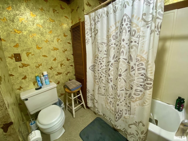 1915 E Oak St, West Frankfort, IL 62896 - bathroom featuring shower / bath combo and wallpapered walls