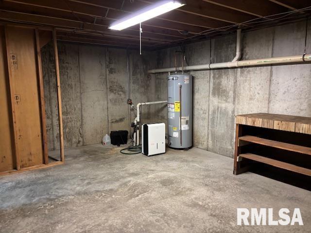 15944 Moellers Rd, Marion, IL 62959 - unfinished below grade area featuring water heater