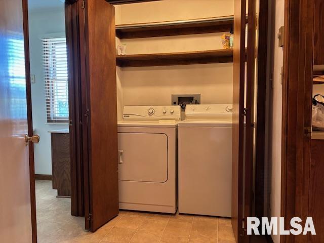 15944 Moellers Rd, Marion, IL 62959 - laundry area featuring washer and clothes dryer and light tile patterned floors