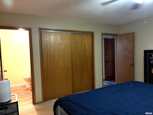 2119 Rains St, Murphysboro, IL 62966 - bedroom featuring ensuite bathroom, a closet, and a textured ceiling