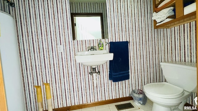 1016 Michael Ln, West Frankfort, IL 62812 - half bath featuring wallpapered walls and toilet