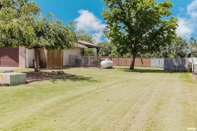 11823 Taylor Dr, Marion, IL 62959 - view of yard