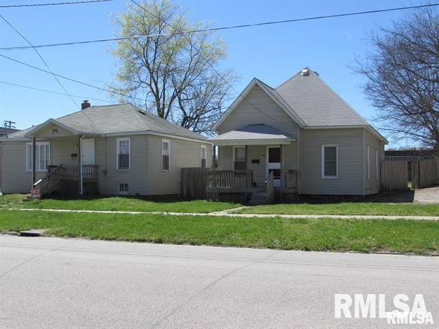 416 S Washington St, Carbondale, IL 62901 - bungalow with a front lawn