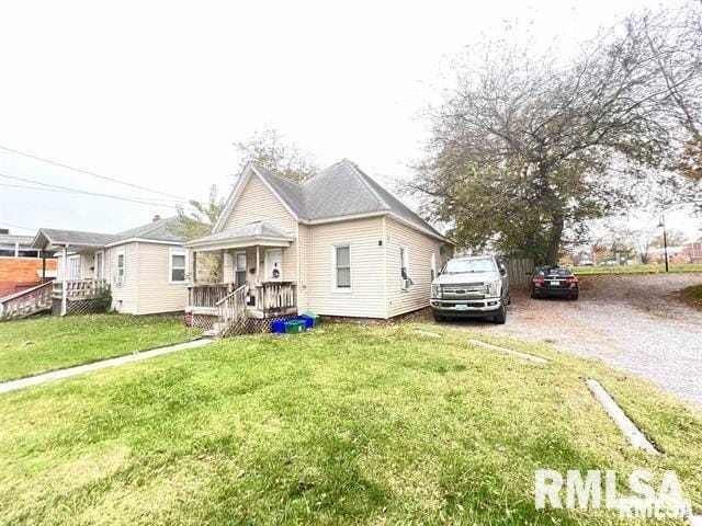 416 S Washington St, Carbondale, IL 62901 - view of front of property featuring a front lawn and gravel driveway