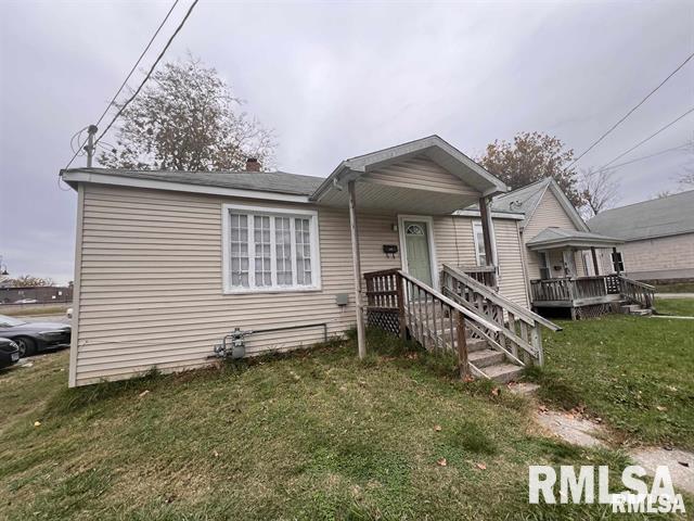 416 S Washington St, Carbondale, IL 62901 - view of front of home with a front yard