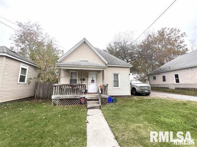 416 S Washington St, Carbondale, IL 62901 - view of front of house featuring a porch and a front yard