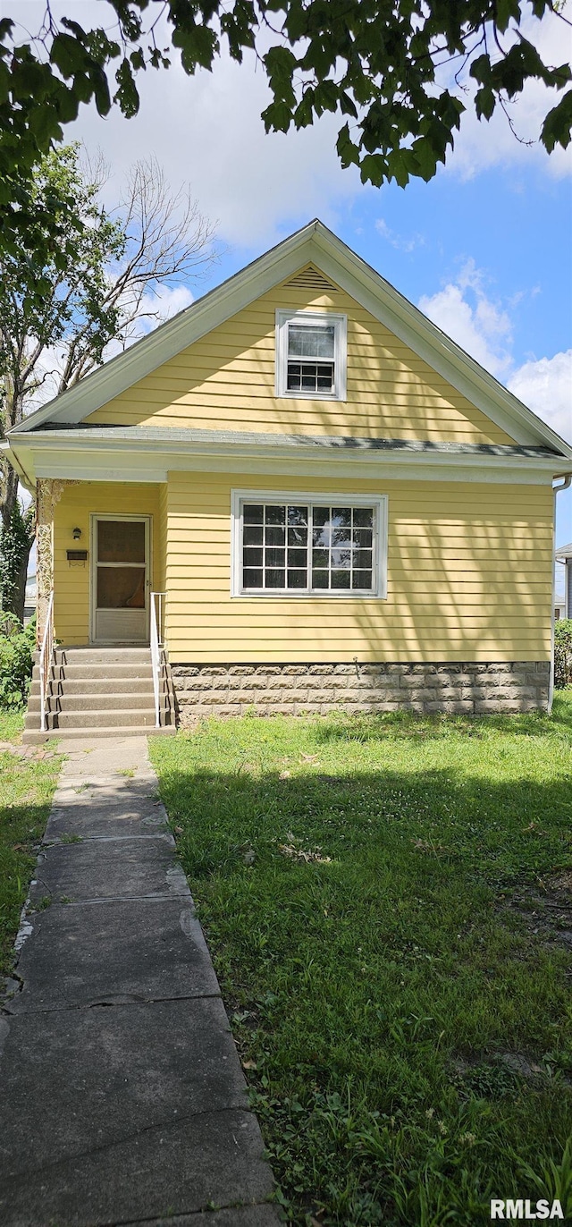 232 N James Ave, Centralia, IL 62801 - view of front facade featuring a front lawn and entry steps