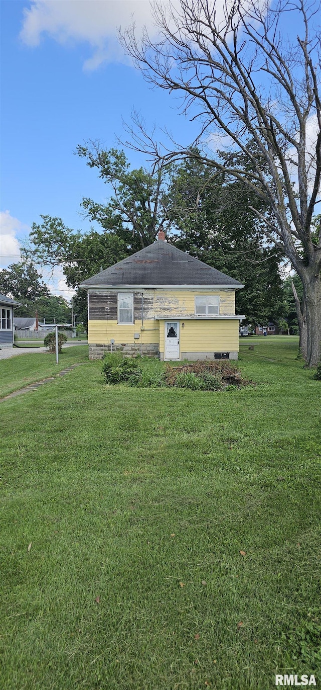 232 N James Ave, Centralia, IL 62801 - view of side of home with a yard
