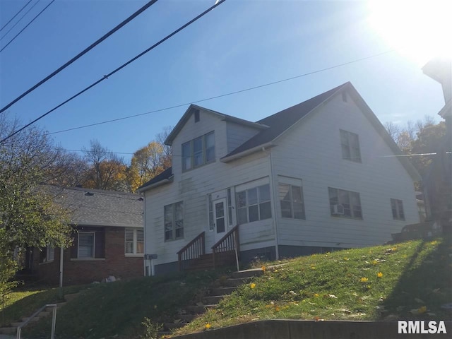 view of front of house featuring a front yard