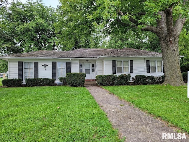 ranch-style house featuring a front yard