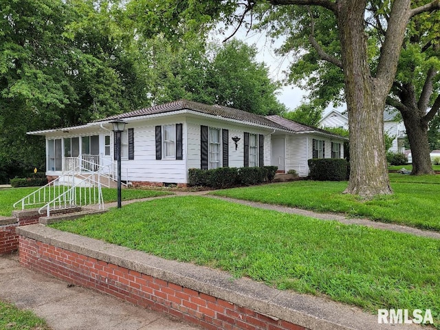 single story home with a front lawn