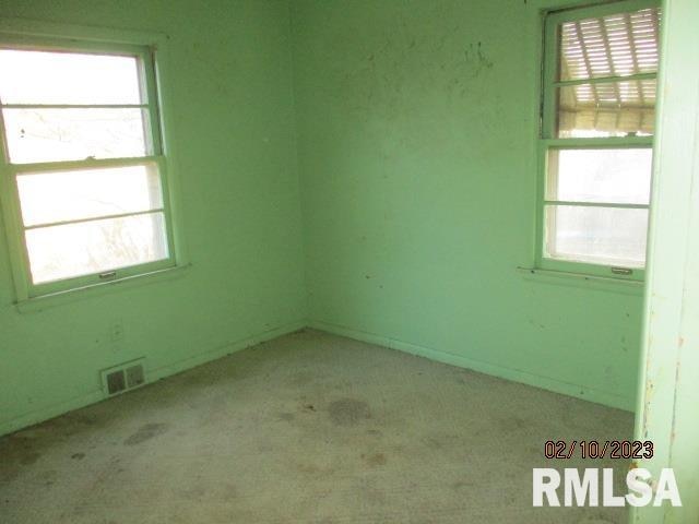 empty room featuring carpet