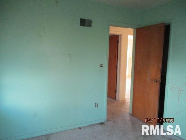 spare room featuring visible vents and baseboards