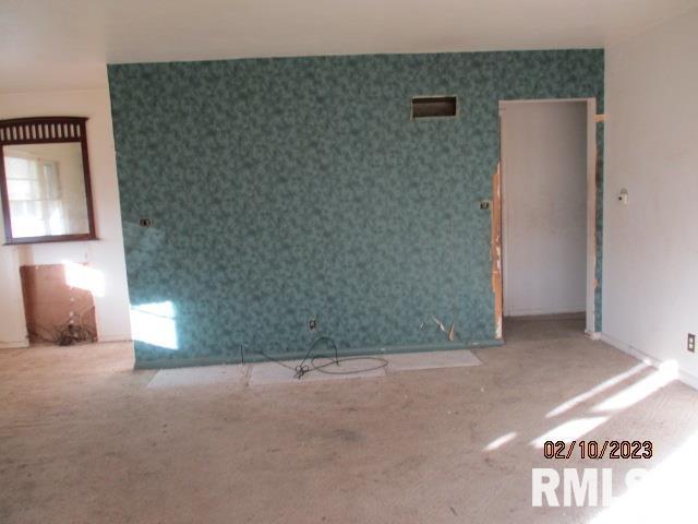 spare room with wallpapered walls