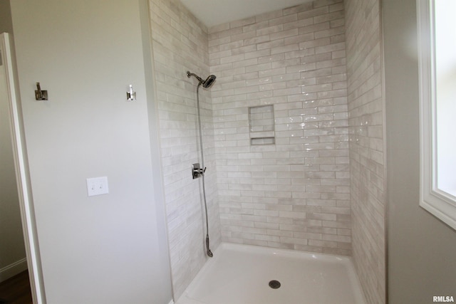 bathroom featuring a tile shower