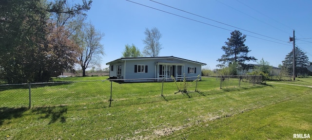 view of front of property featuring a front yard