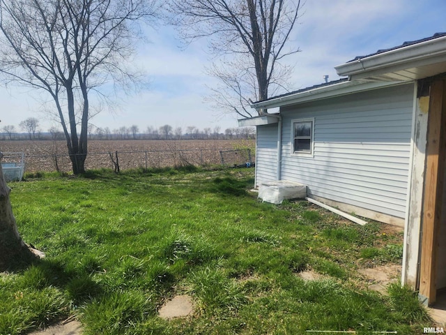 view of yard featuring a rural view