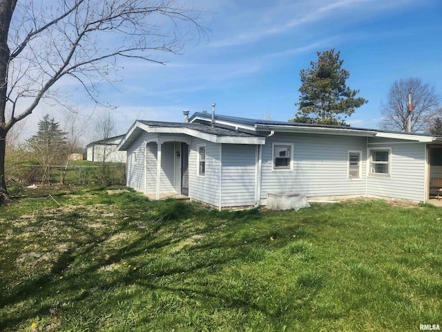 back of house featuring a lawn