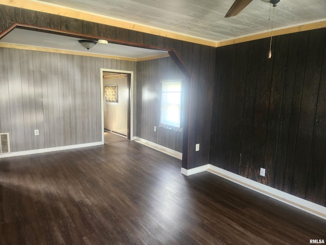 empty room featuring dark wood-type flooring and ceiling fan