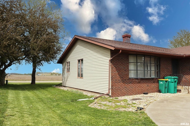 view of side of property featuring a lawn