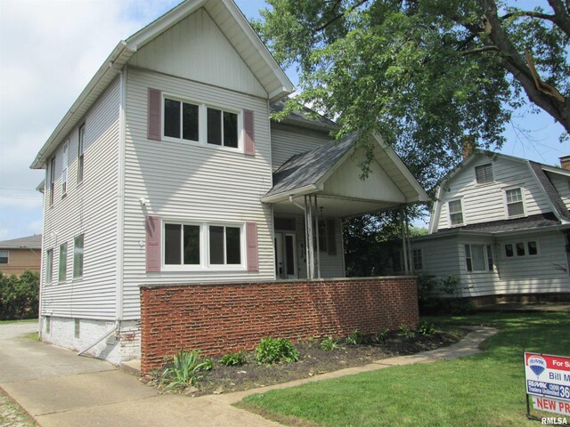 view of front of property featuring a front lawn