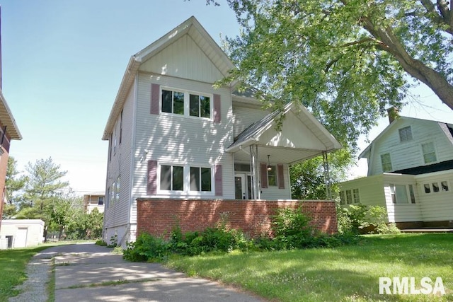 view of front of home featuring a front yard