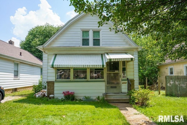 bungalow featuring a front lawn