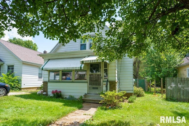 view of front facade with a front yard