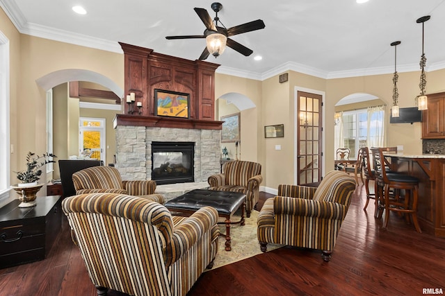 living area with dark wood-style floors, baseboards, recessed lighting, a ceiling fan, and crown molding
