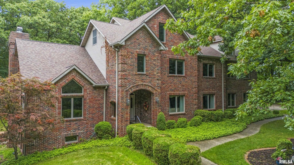 view of front of property featuring a front lawn