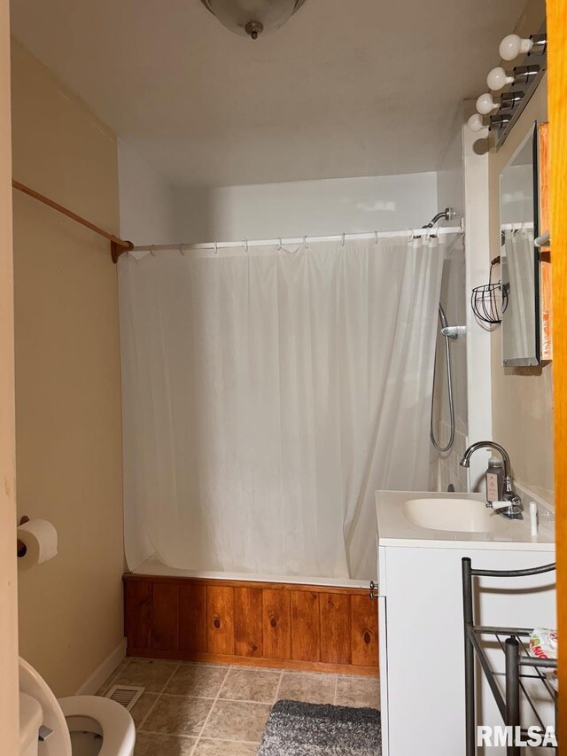 full bathroom featuring vanity, toilet, and shower / bath combo