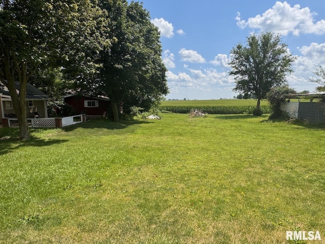 view of yard featuring a rural view