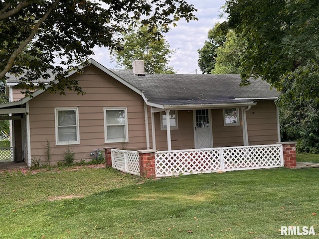 view of front of house with a front lawn