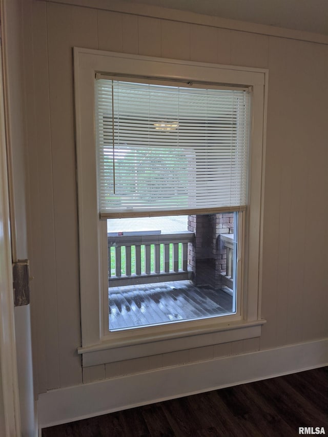 interior details with hardwood / wood-style flooring