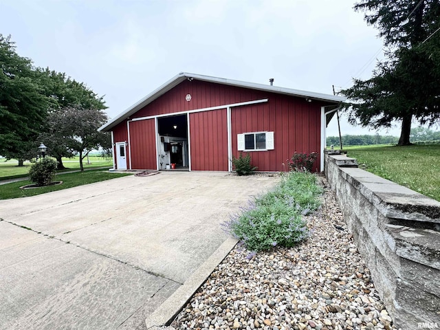 view of pole building featuring a yard