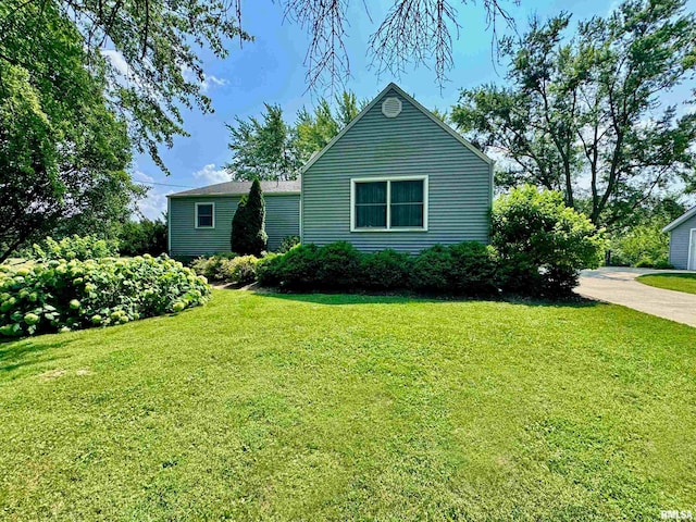 view of front of home with a front lawn