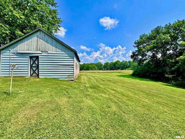 view of yard featuring an outdoor structure