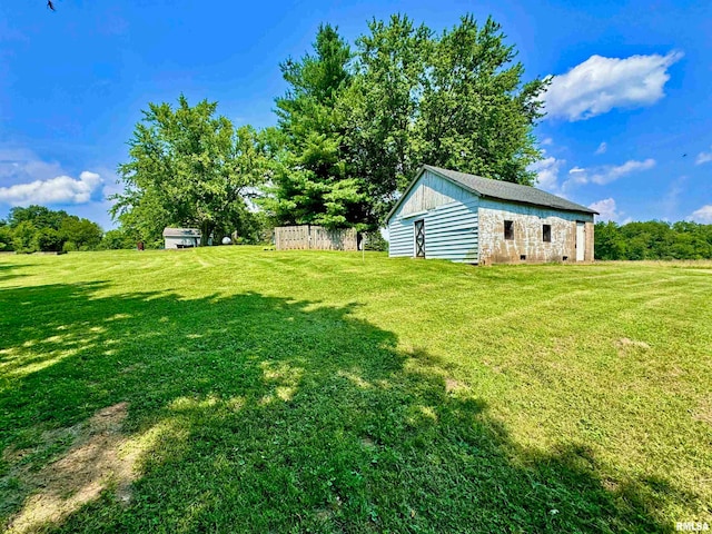 view of yard with an outbuilding