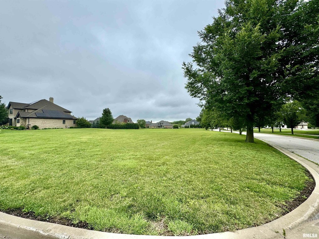 3205 W Pilgrims Way, Peoria, IL 61615