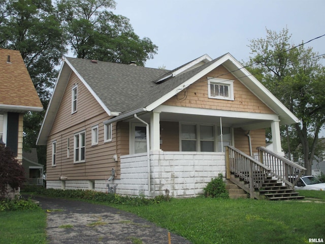 view of front facade with covered porch and a front lawn