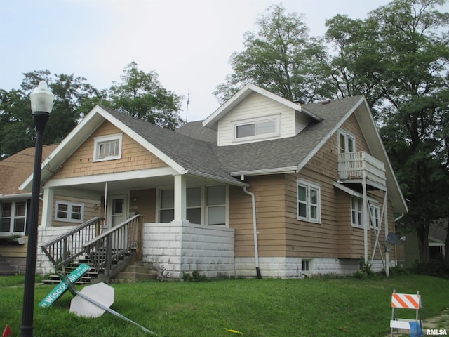 view of front of property featuring covered porch and a front yard