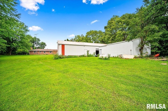 view of yard with an outdoor structure