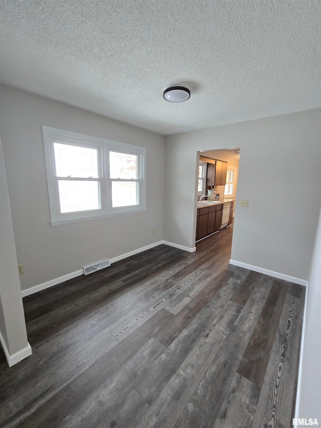 spare room featuring hardwood / wood-style floors, a textured ceiling, and ceiling fan