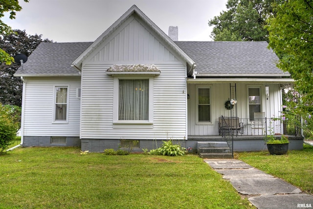 view of front of property with a porch and a front lawn